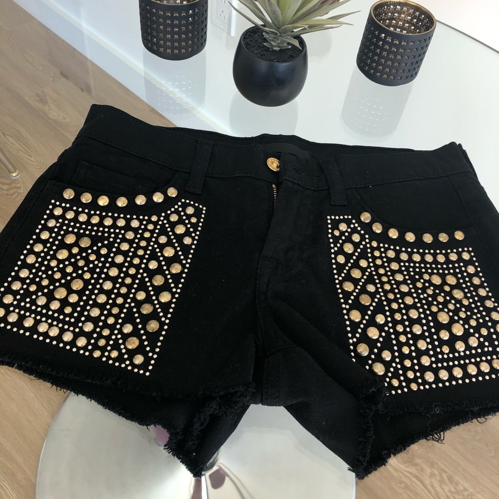 7 FOR ALL MANKIND BLACK SHORTS.